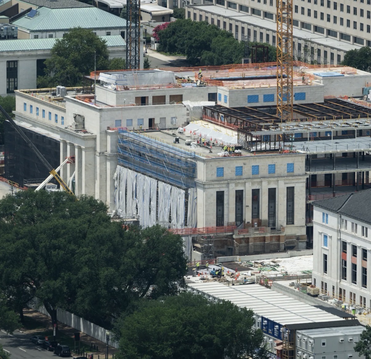 Prosecutors Make Surprise Visit to Fed as Pirro Defends Investigation